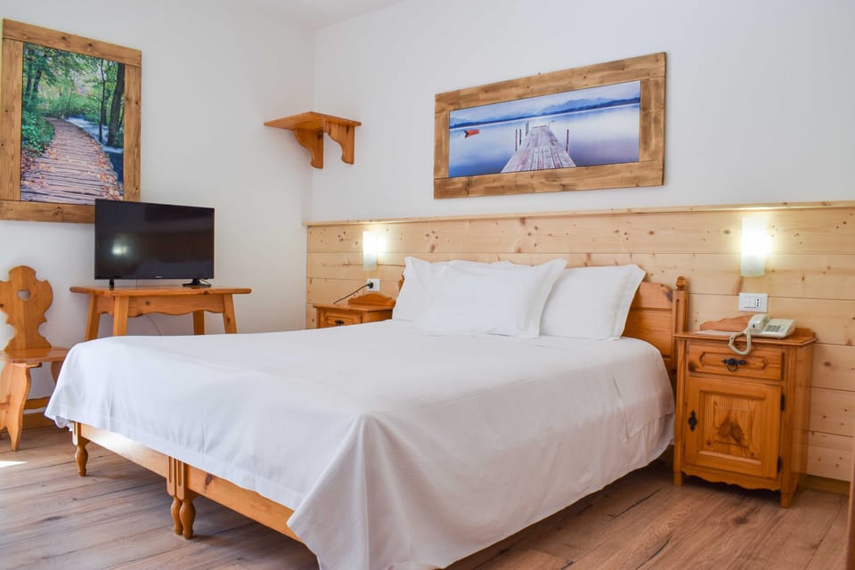 Double or Twin Room (Letti uniti) | In-room safe, desk, soundproofing, bed sheets