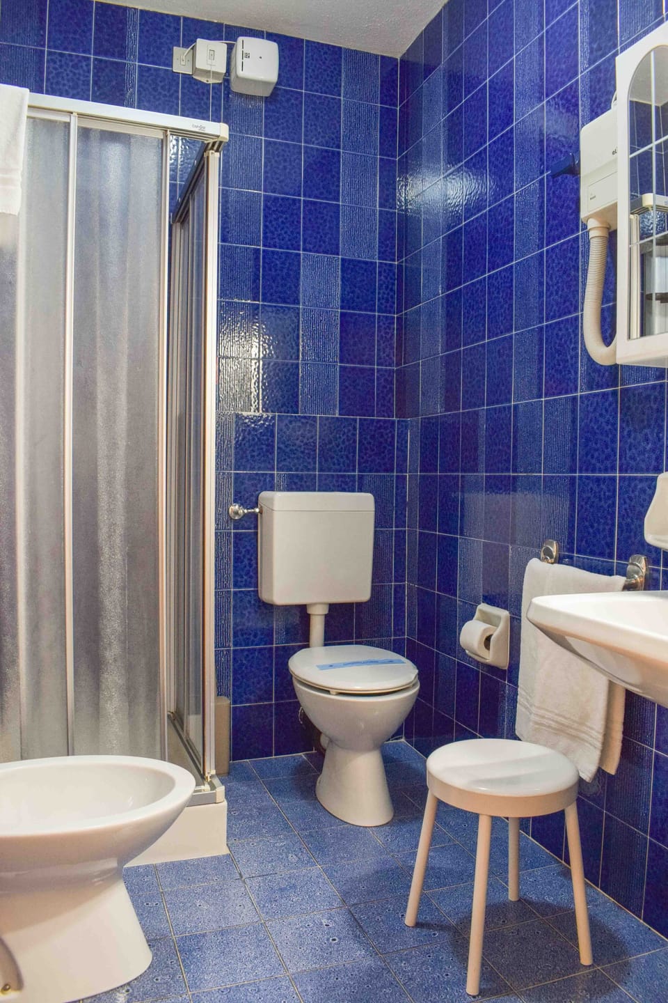 Double or Twin Room (Letti uniti) | Bathroom | Shower, free toiletries, hair dryer, bidet