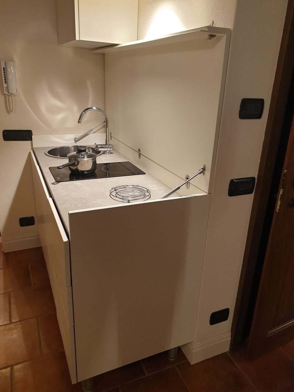 Studio Suite, Annex Building | Private kitchenette | Coffee/tea maker, electric kettle