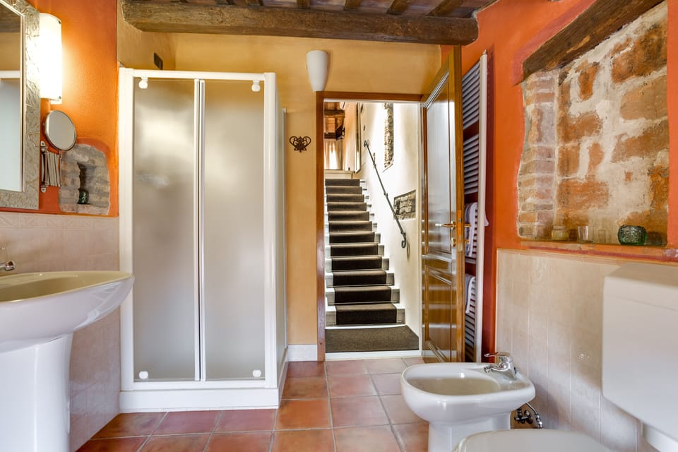 Studio Suite, Annex Building | Bathroom | Shower, free toiletries, hair dryer, bidet