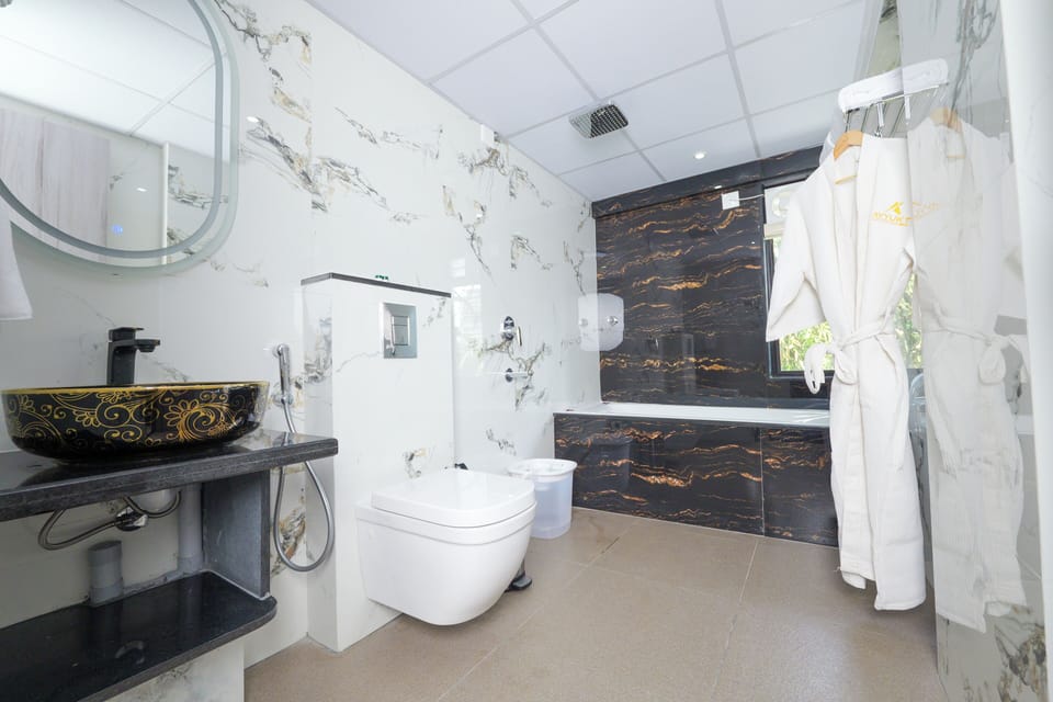 Luxury Double Room | Bathroom | Shower, hair dryer, towels, soap