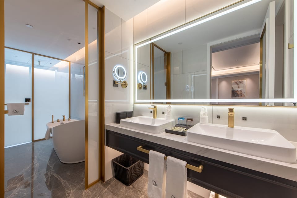 Deluxe Suite, City View | Bathroom | Hair dryer, slippers, towels, soap