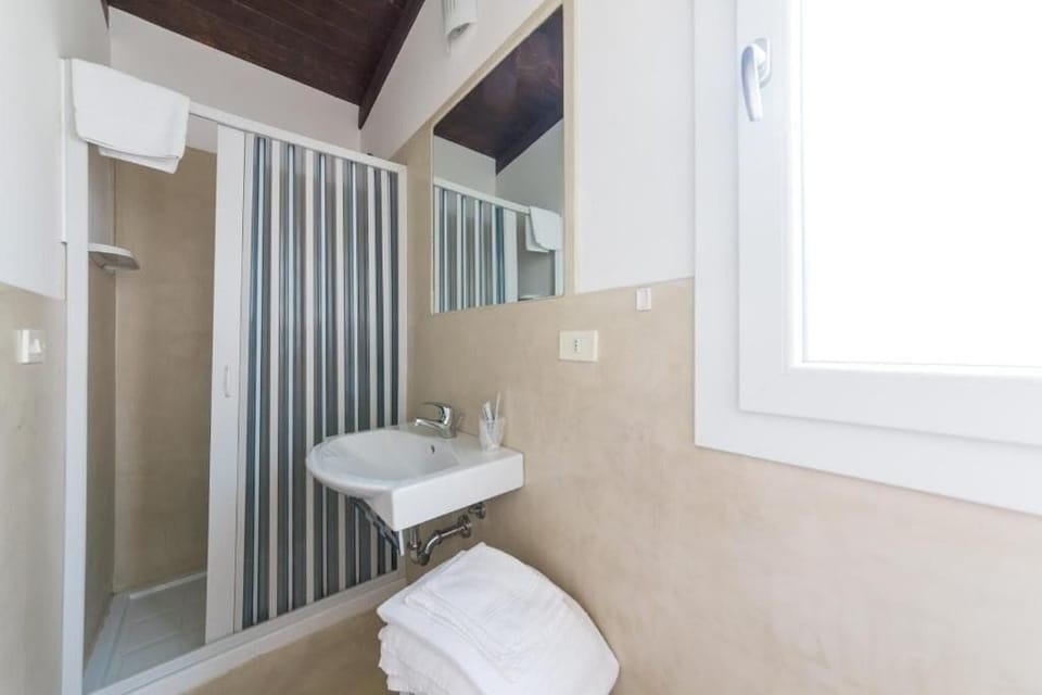 Classic Double Room | Bathroom | Shower, hair dryer, bidet, towels