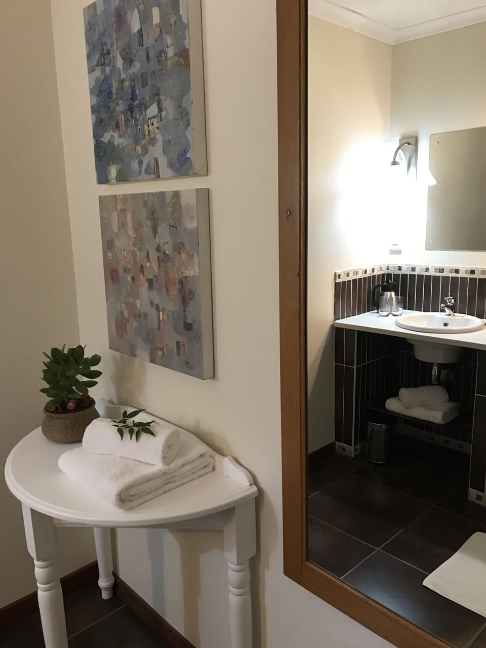 Luxury Twin Room | Bathroom | Bathtub, free toiletries, towels