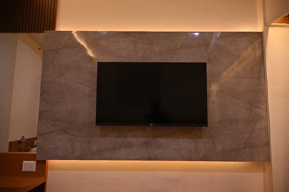 Deluxe Room | Television