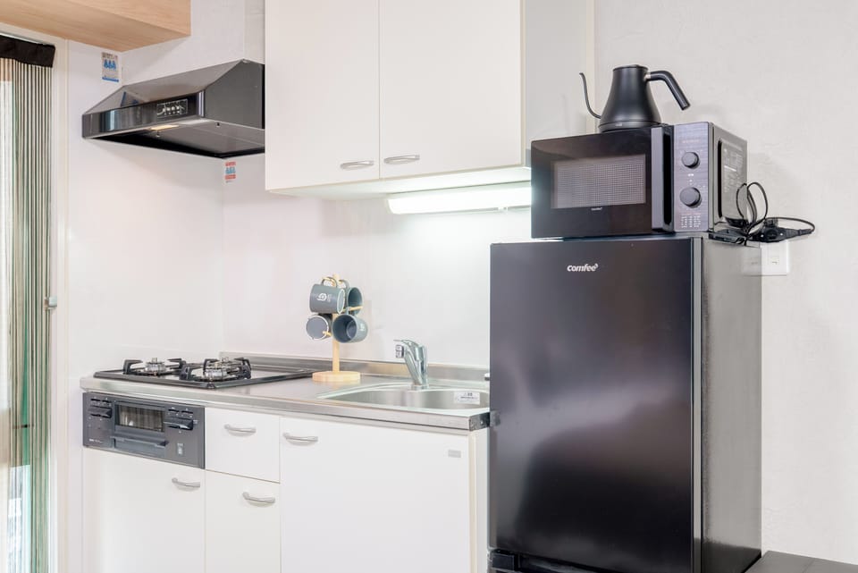Deluxe Quadruple Room, Balcony | Private kitchen | Fridge, microwave, stovetop, cookware/dishes/utensils