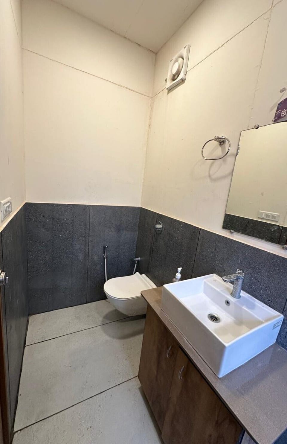 Deluxe Room, Garden View | Bathroom | Slippers