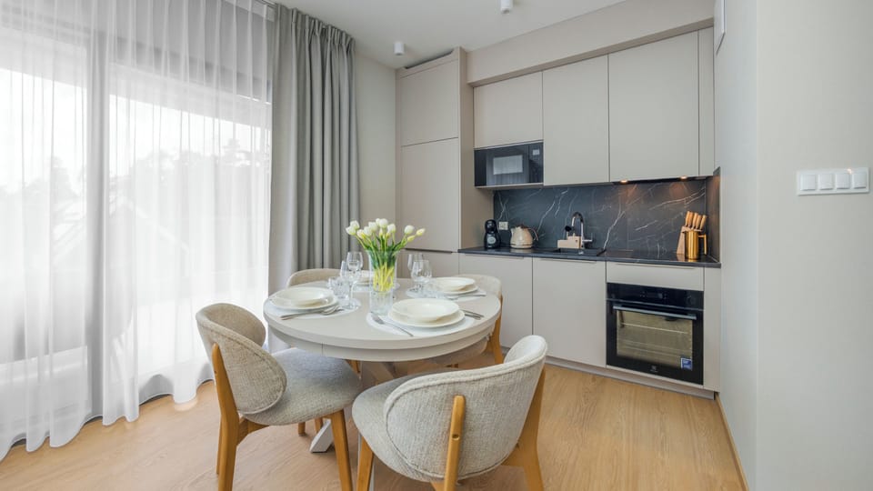 Apartment (71) | Private kitchen | Fridge, stovetop, electric kettle, cookware/dishes/utensils