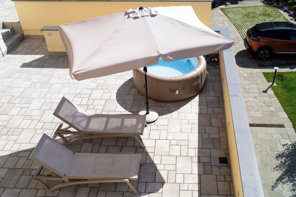 Outdoor spa tub