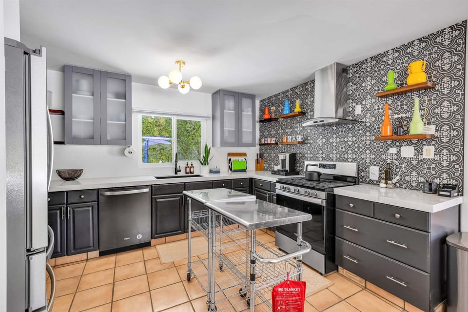 House, Multiple Beds, Pool View (Chia) | Private kitchen