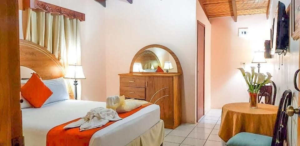 Junior Suite, Garden View | Desk, laptop workspace, WiFi (free)