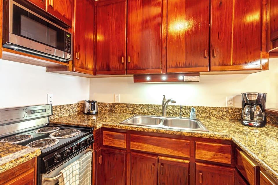 Premium Suite, Ocean View | Private kitchen | Full-size fridge, microwave, oven, stovetop