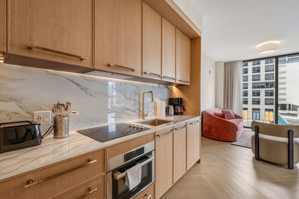 Luxury Apartment, City View | Private kitchen