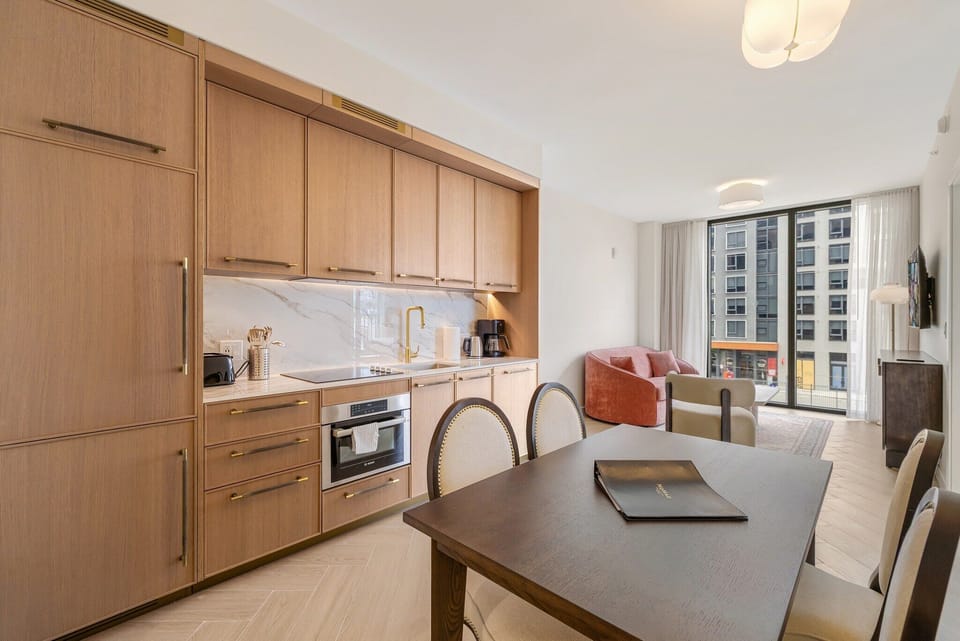 Luxury Apartment, City View | Private kitchen