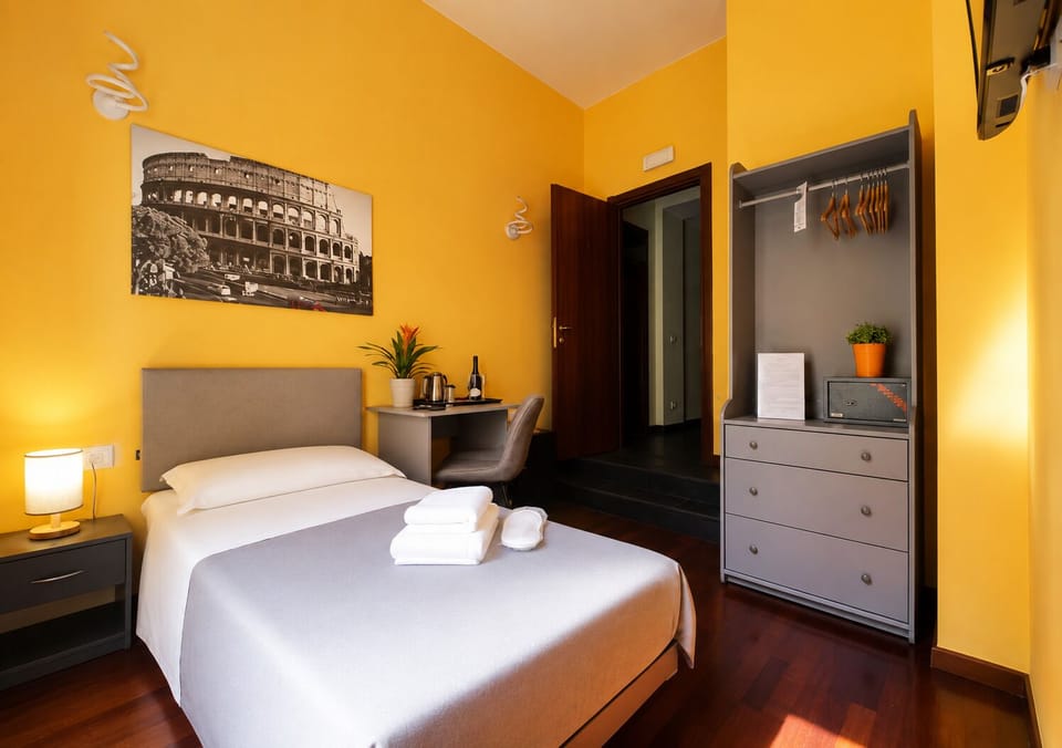 Standard Single Room | In-room safe, desk, iron/ironing board (on request), WiFi (free)