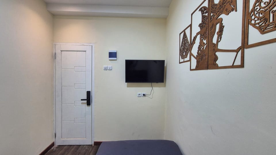 Single Room, Shared Bathroom | Interior