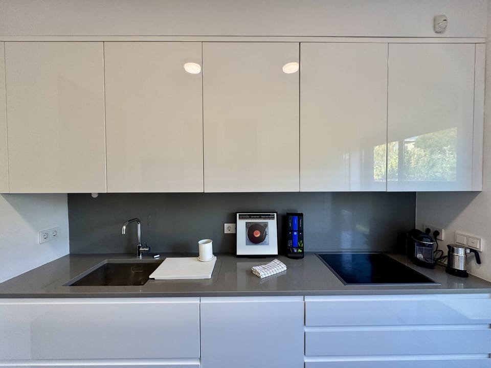 Coffee/tea maker, microwave