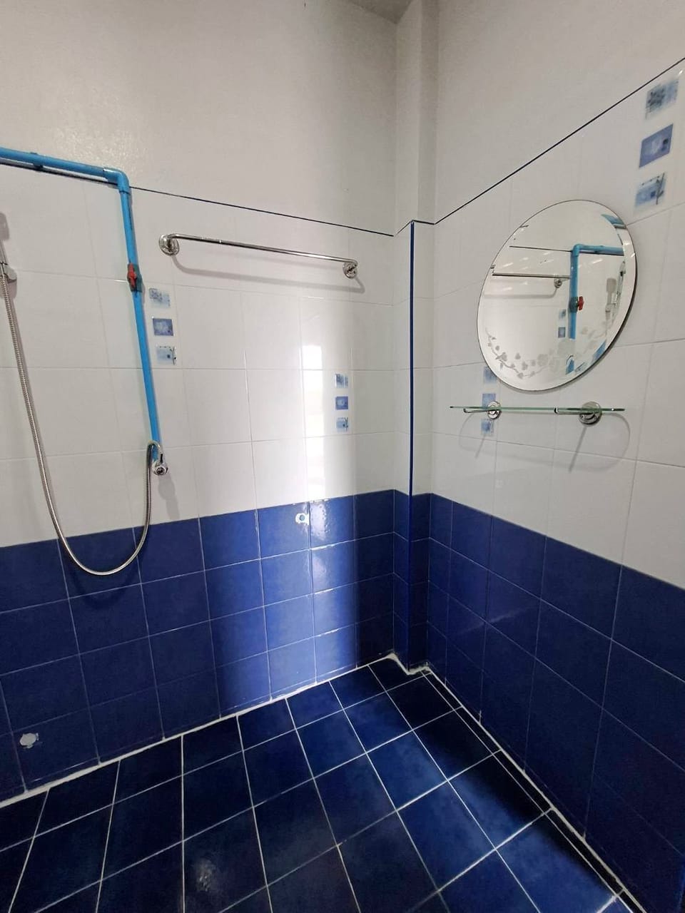 Shower, free toiletries, slippers, towels
