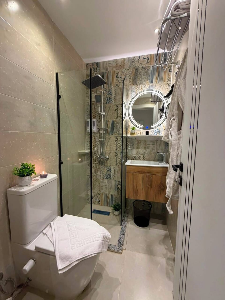 Comfort Quadruple Room | Bathroom | Free toiletries, hair dryer, towels, soap