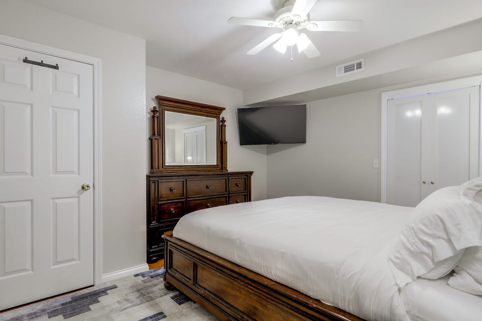 Cozy Gatlinburg Townhome w/ Deck in Arts District Apartment in Gatlinburg