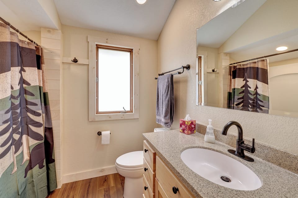 Golf, Beaches, Slopes & More! Thompsonville Home Cottage in Michigan
