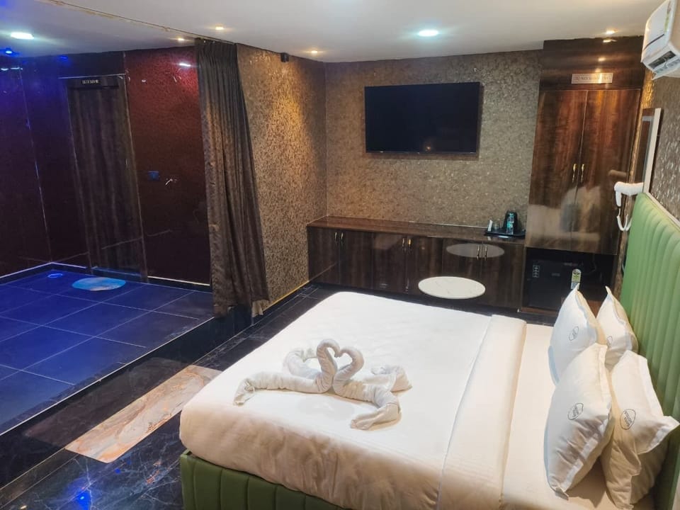 Deluxe Suite | Laptop workspace, iron/ironing board, WiFi (free), bed sheets