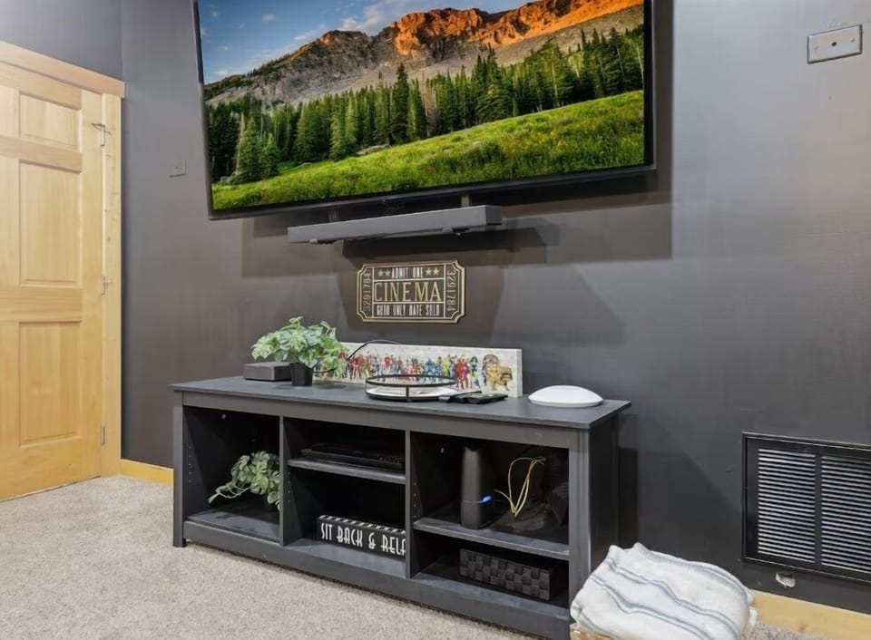 Cabin, 5 Bedrooms | Interior