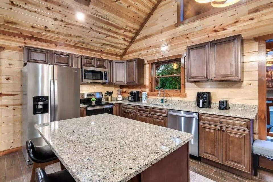 Cabin, Multiple Bedrooms | Private kitchen | Coffee/tea maker, fridge, oven, toaster