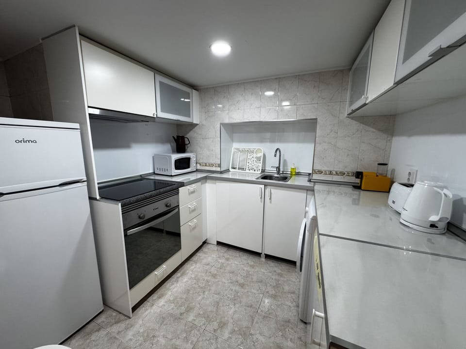 Deluxe Penthouse, Ensuite, River View (Lisbon Bridge) | Shared kitchen | Full-size fridge, microwave, oven, stovetop