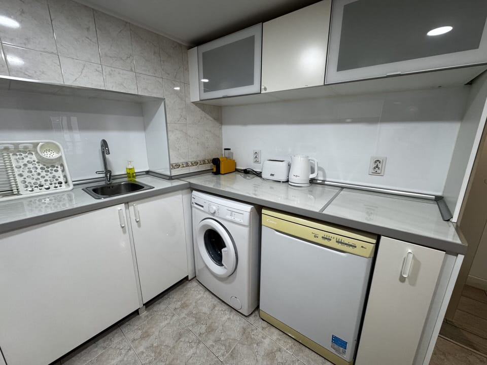 Deluxe Penthouse, Ensuite, River View (Lisbon Bridge) | Shared kitchen | Full-size fridge, microwave, oven, stovetop