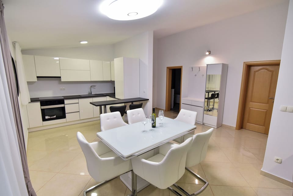 Apartment, 2 Bedrooms, Smoking, Balcony | Dining room