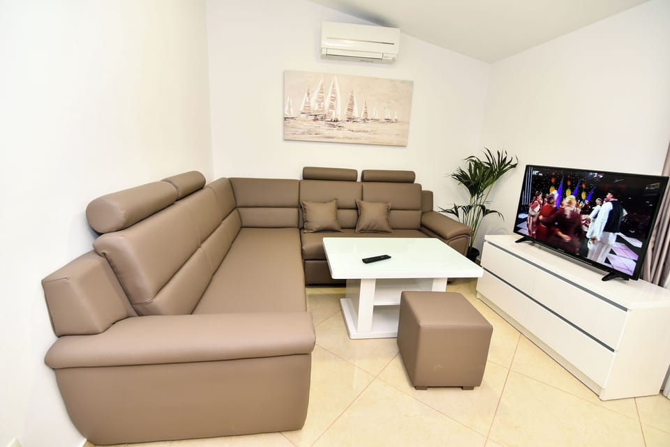 Apartment, 2 Bedrooms, Smoking, Balcony | Living room