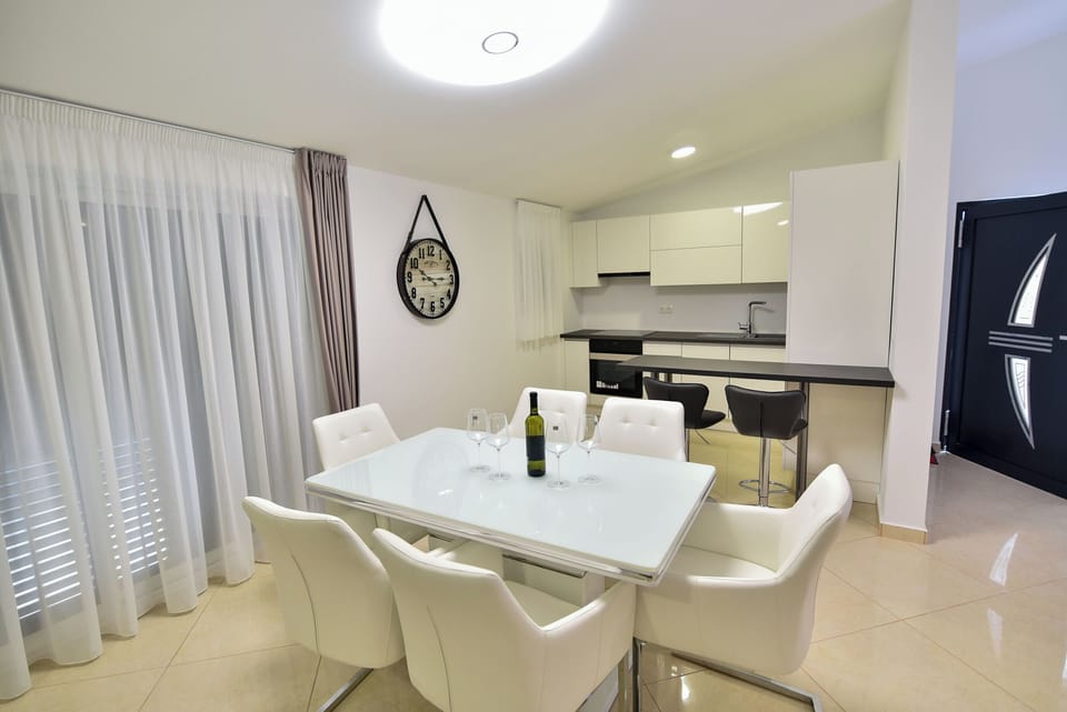Apartment, 2 Bedrooms, Smoking, Balcony | Dining room