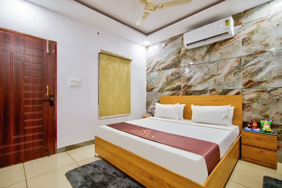 Luxury Double Room, City View | Desk, laptop workspace, blackout drapes, soundproofing