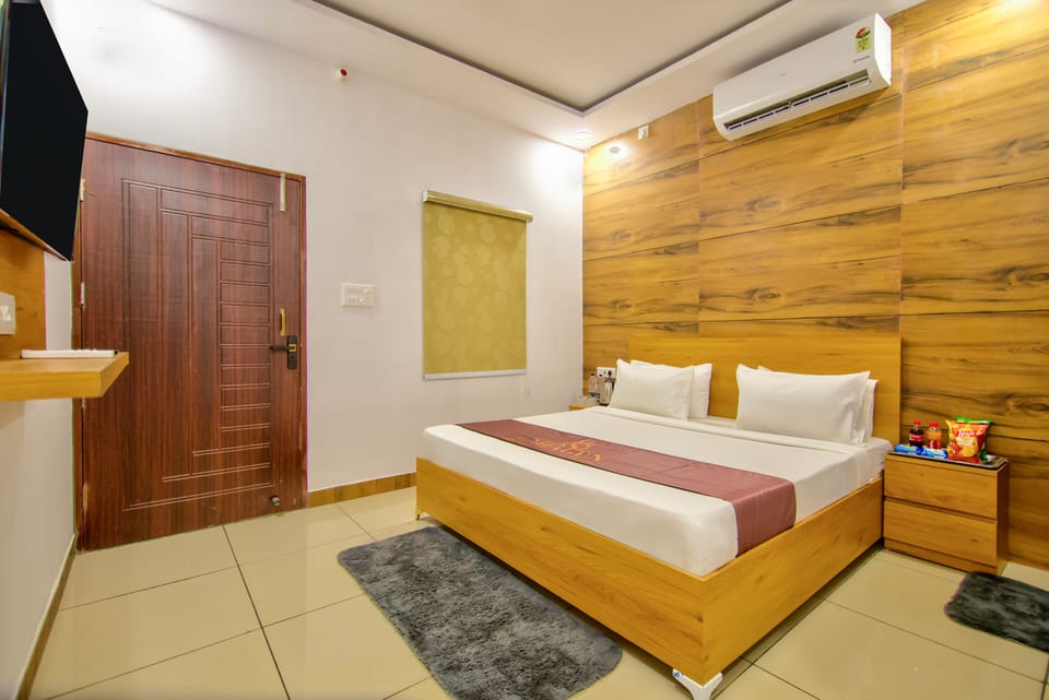 Classic Double Room | Desk, laptop workspace, blackout drapes, soundproofing