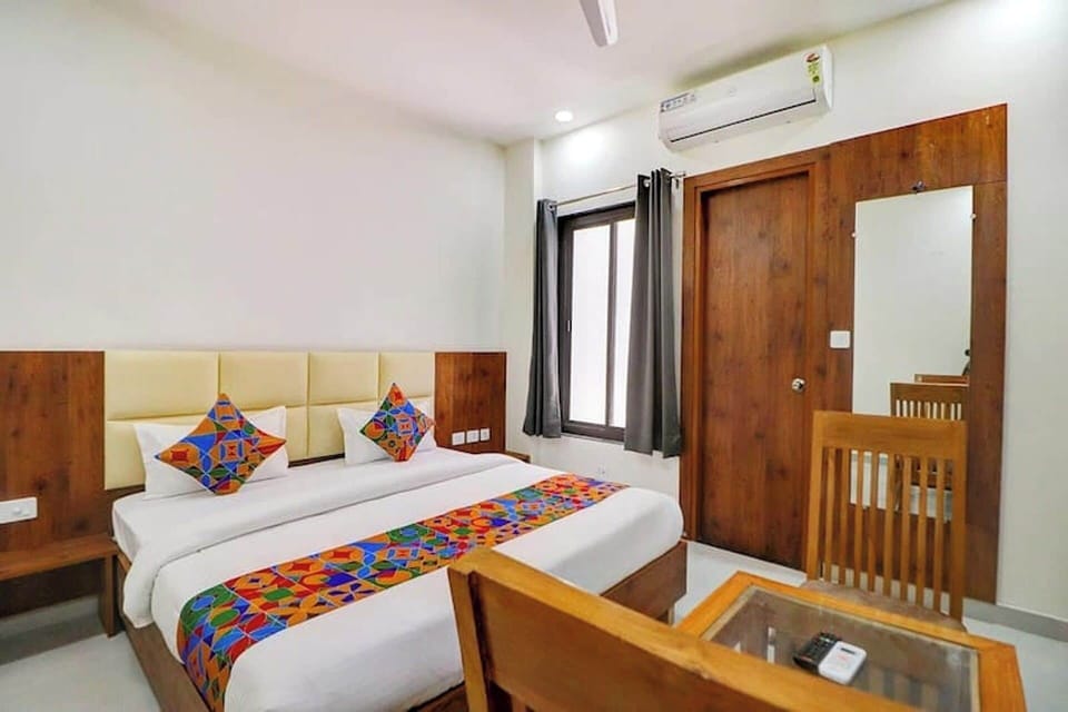 Classic Double Room | In-room safe, desk, laptop workspace, iron/ironing board