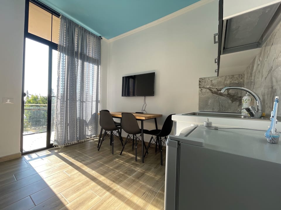 Deluxe Studio, Balcony, Garden View | Private kitchen | Mini-fridge, stovetop, cookware/dishes/utensils
