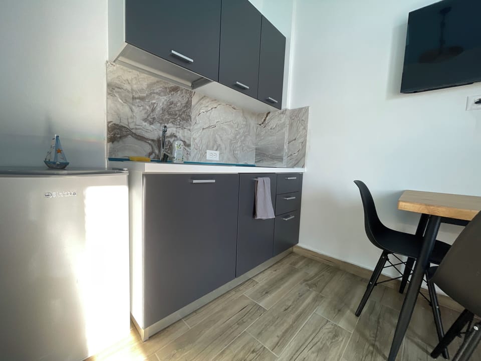 Deluxe Studio, Balcony, Garden View | Dining
