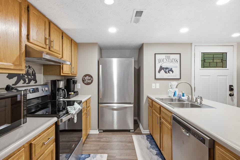 Cabin, 3 Bedrooms | Private kitchen | Coffee/tea maker, fridge, oven, toaster