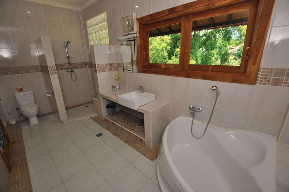 Shower, towels