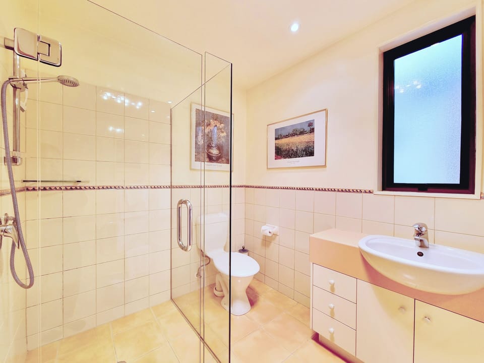 Executive Townhome, 3 Bedrooms, Courtyard View | Bathroom | Shower, hair dryer, towels, soap