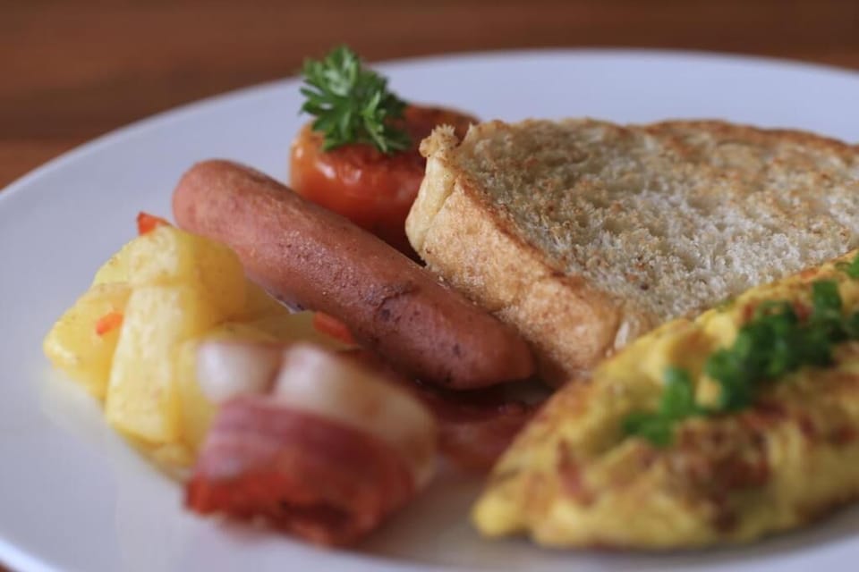 Standard Triple Room, Balcony, Garden View | Food and drink