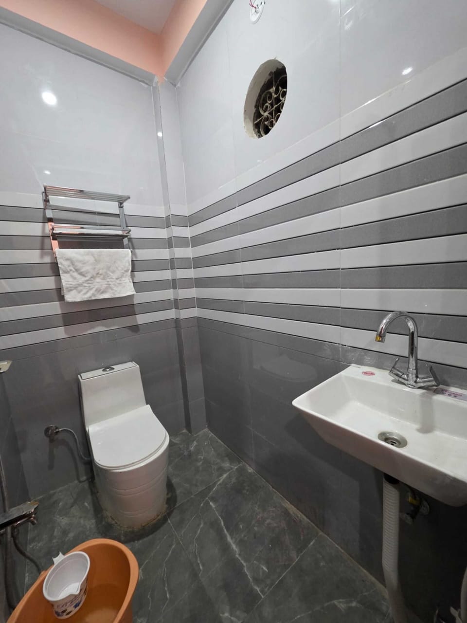 Deluxe Room | Bathroom | Shower, soap, shampoo