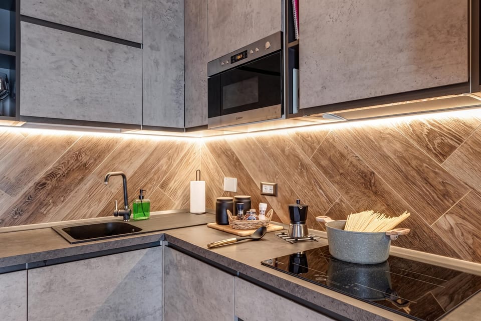 Family Apartment, 3 Bedrooms, Refrigerator & Microwave (Luxury Chianti Road - 3BR Free) | Private kitchen