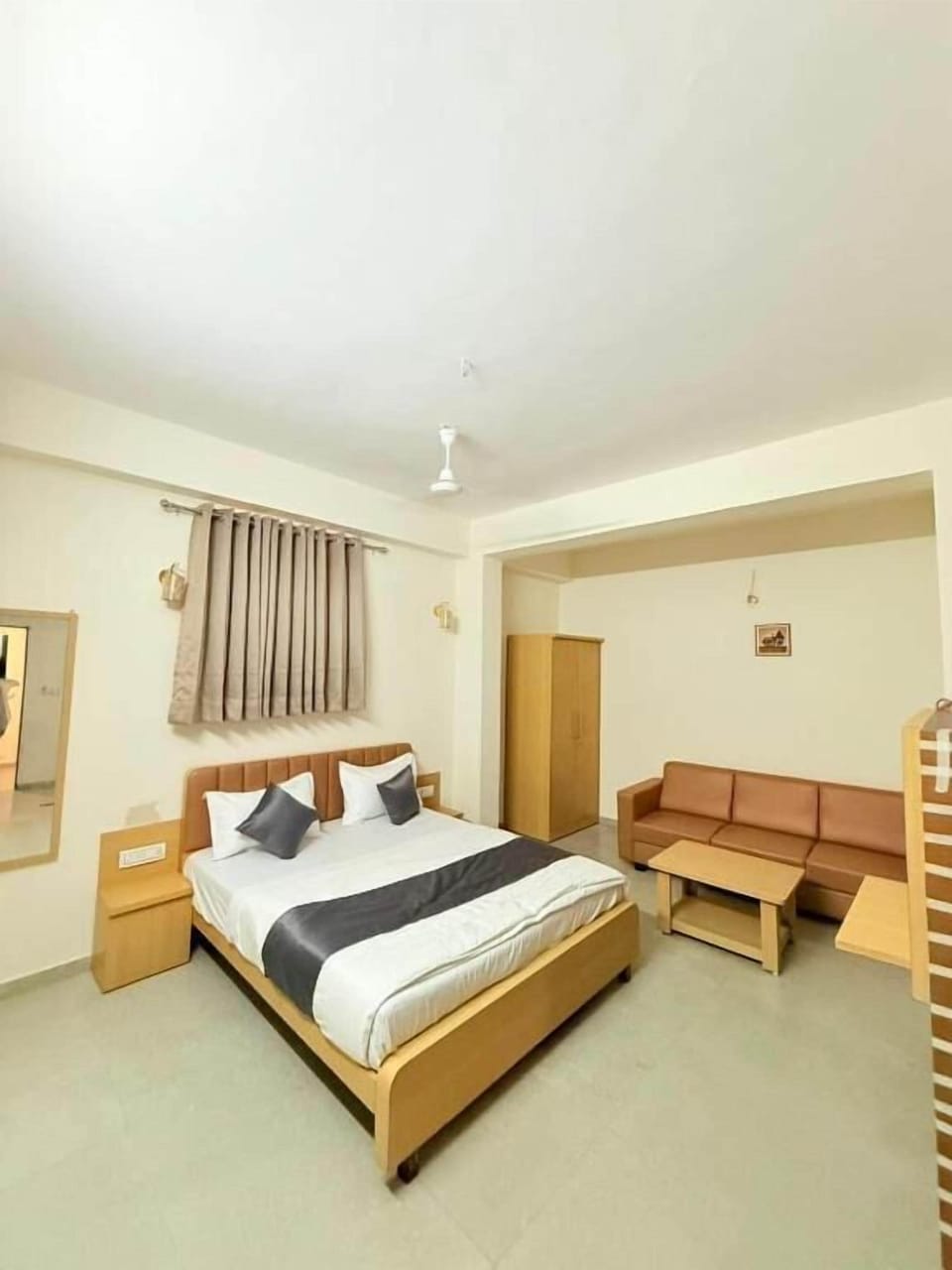 Deluxe Room, Balcony, City View | WiFi (free)
