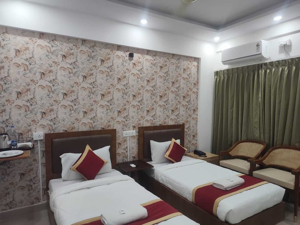 Deluxe Twin Room, City View | Desk, laptop workspace, WiFi (free)