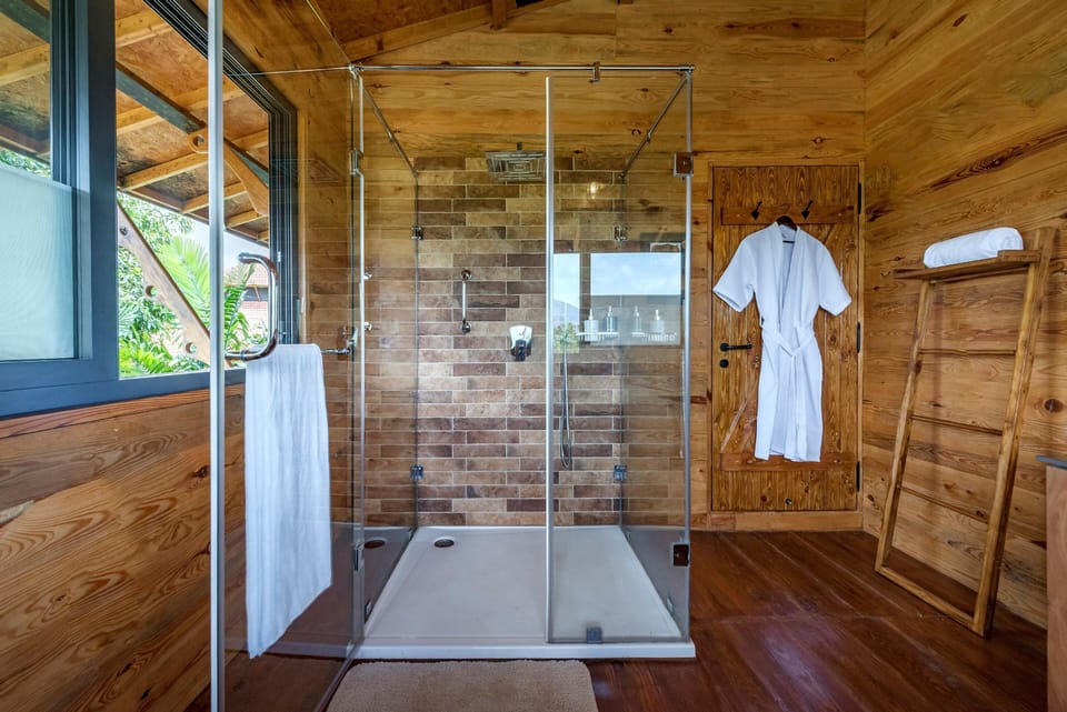 Premium Cottage, Lake View | Bathroom | Slippers, towels, soap, shampoo