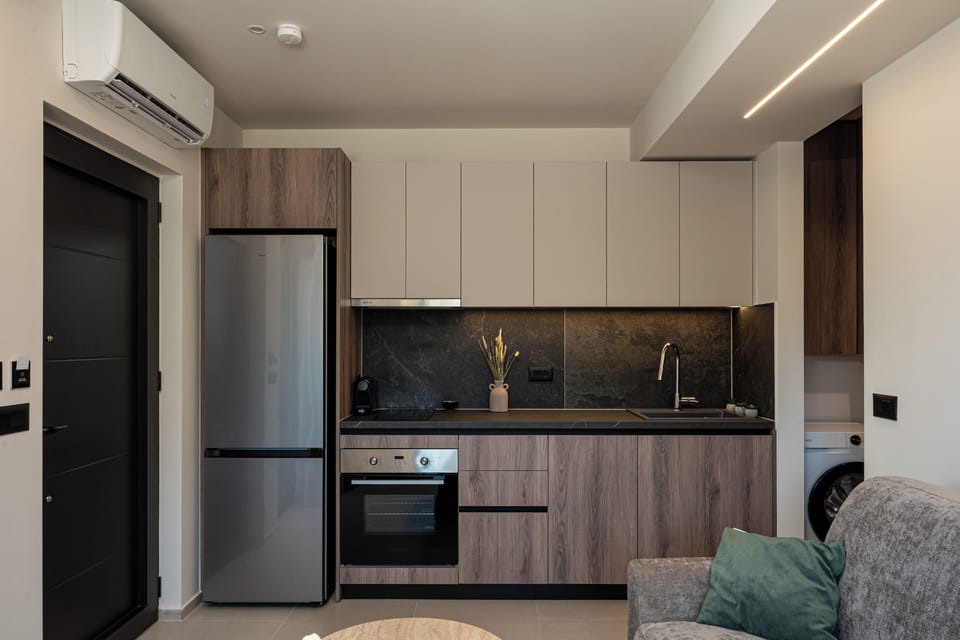 Experience Suite | Private kitchen | Fridge, oven, stovetop, cookware/dishes/utensils