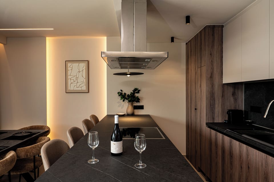 Signature Experience Double Suite | Private kitchen | Fridge, oven, stovetop, cookware/dishes/utensils