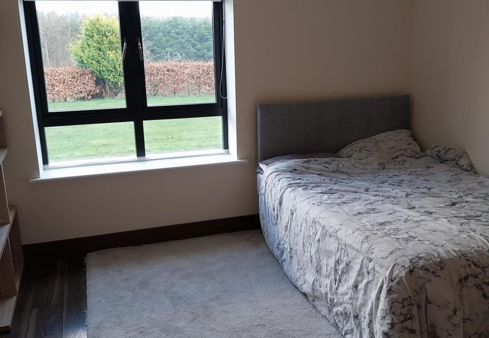 5 bedrooms, WiFi (free), bed sheets
